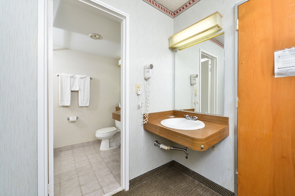 Travelodge by Wyndham Cleveland Airport 36/36