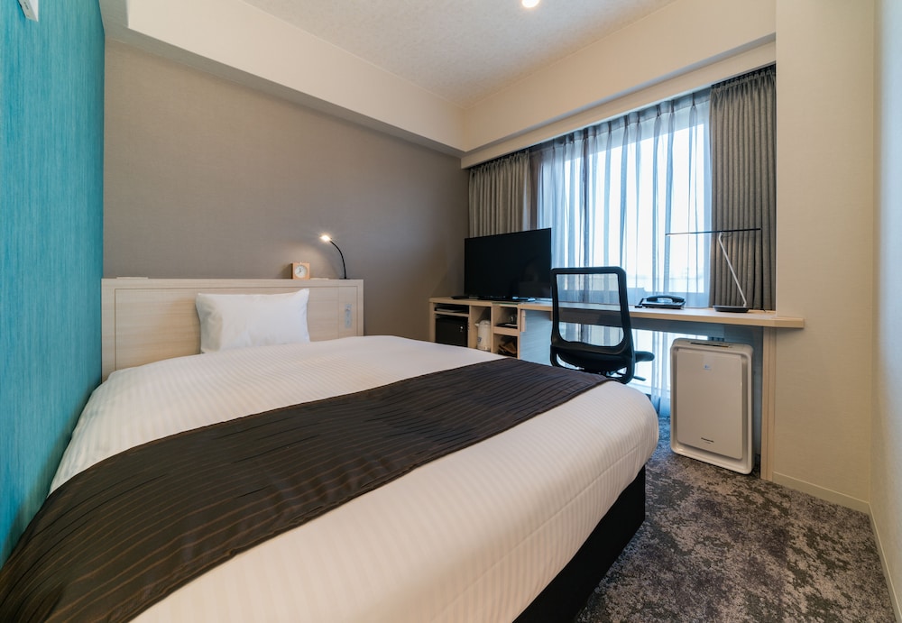 BASIC, DOUBLE BED, NO CLEANING SERVICES, BATHTUB, SMOKING