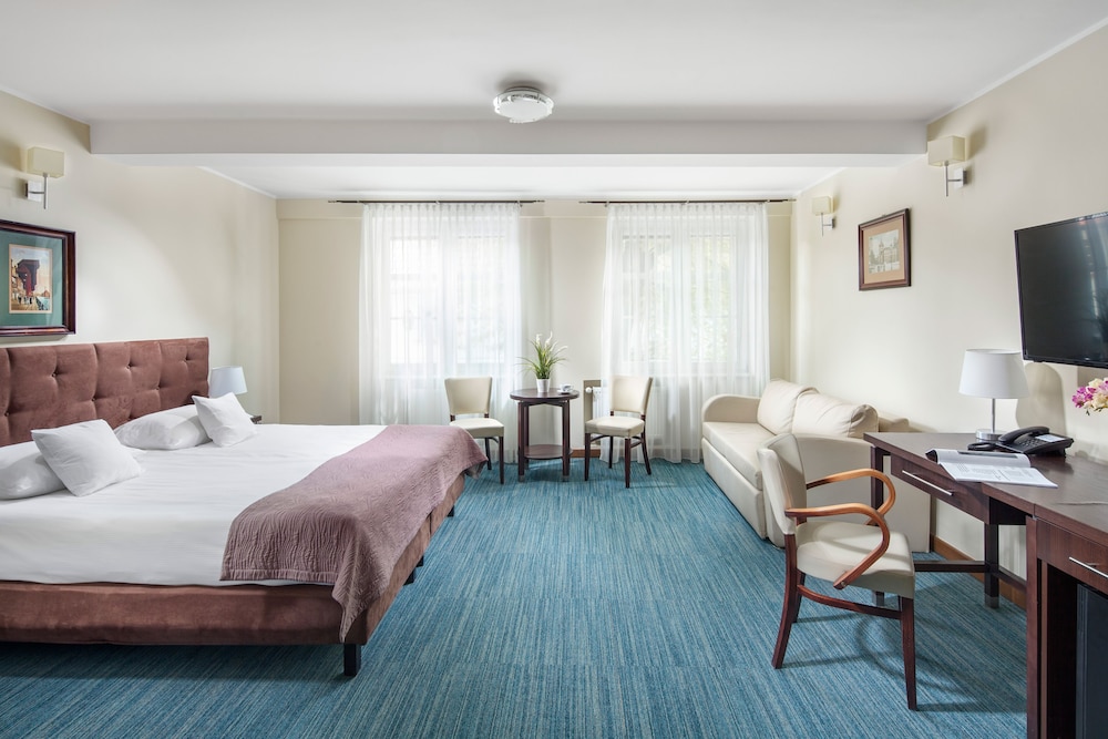 SUPERIOR, DOUBLE OR TWIN BED