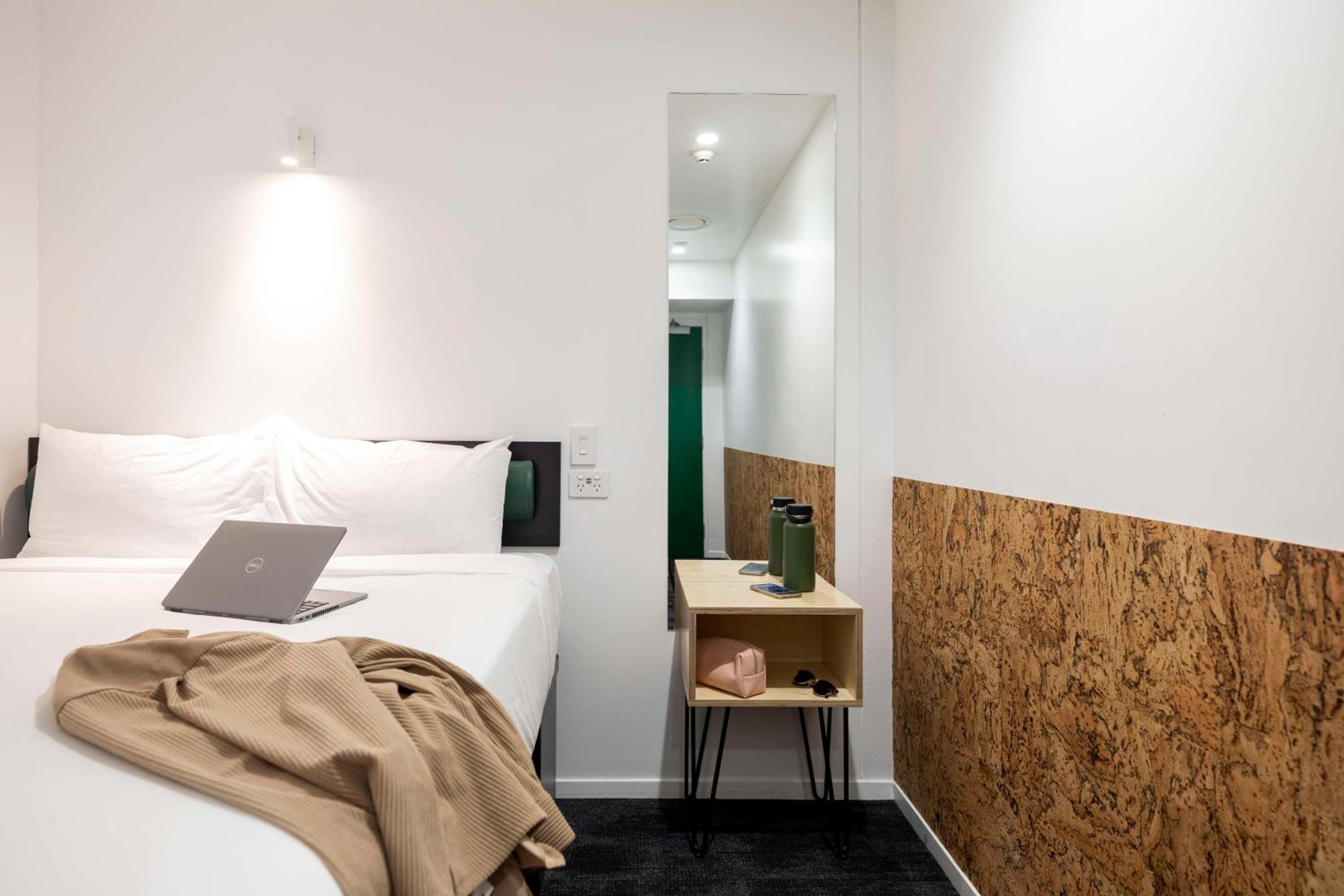 Room, Queen Bed, No Window