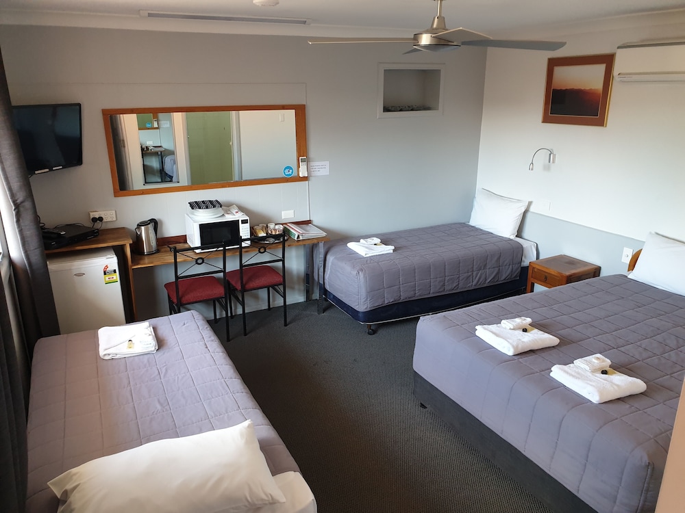 غرفة عائلية بسرير مزدوج وسريرين منفصلين، CIVIC MOTEL GRAFTON 2/2