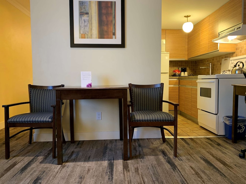 Best Western Plus Burnaby Hotel 61/76