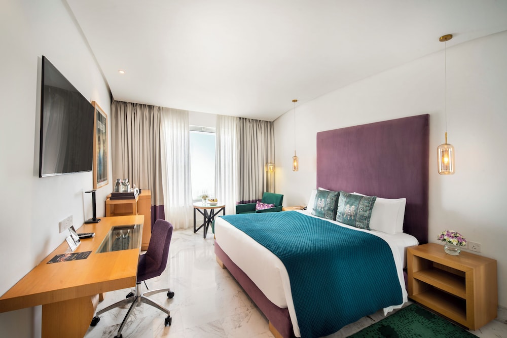 LUXURY, QUEEN BED