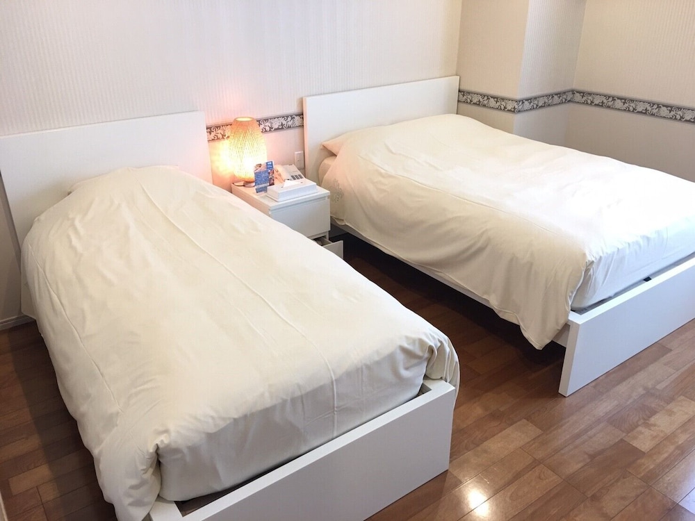 DELUXE, TWIN BEDS