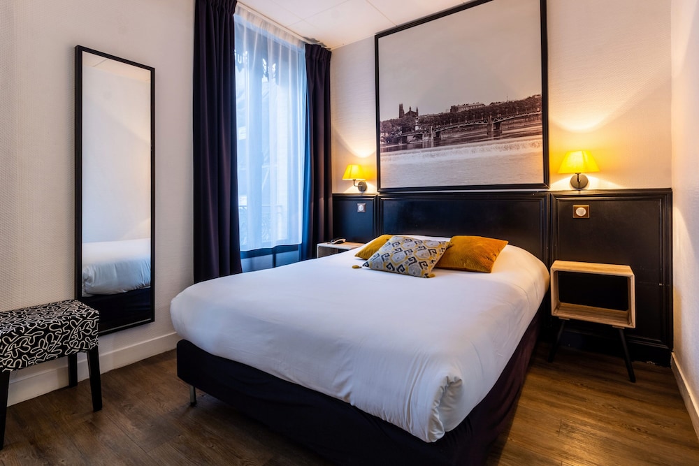COMFORT, QUEEN BED, BATHTUB