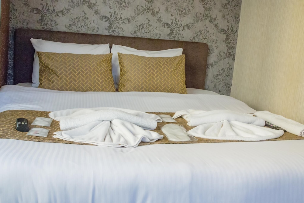 Honey Hotel 15/39