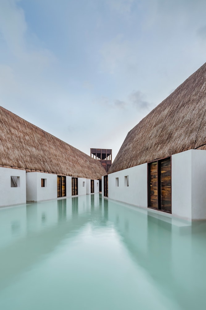 Hotel Punta Caliza 32/48