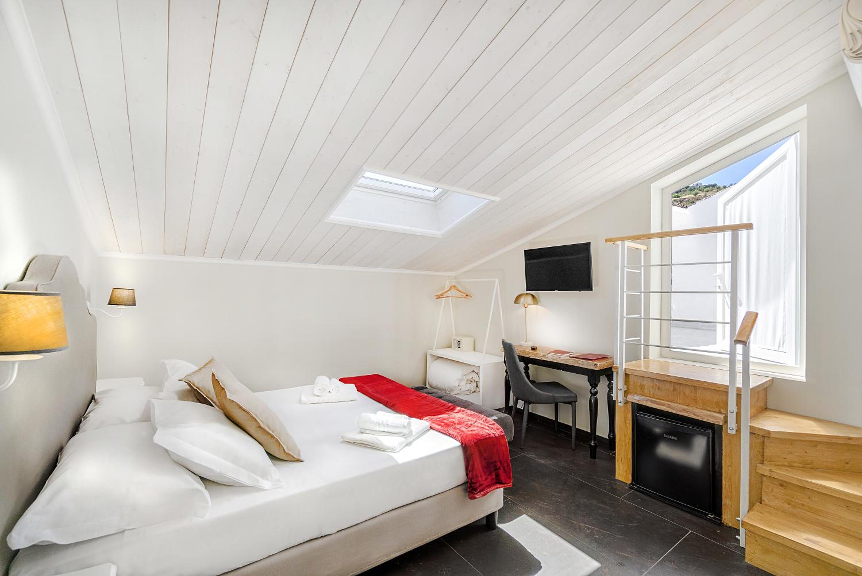 Standard, Queen Bed, Attic