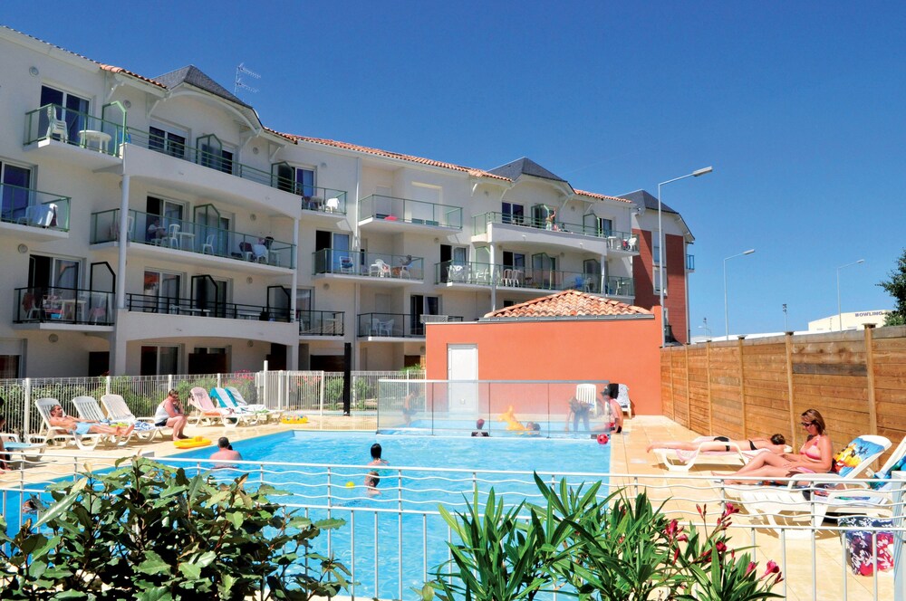 Residence Les Jardins de l Amiraute - Vacanceole in LES SABLES DOLONNE