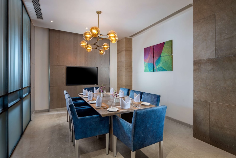 Royal Hometel Suites Dahisar Mumbai 27/43
