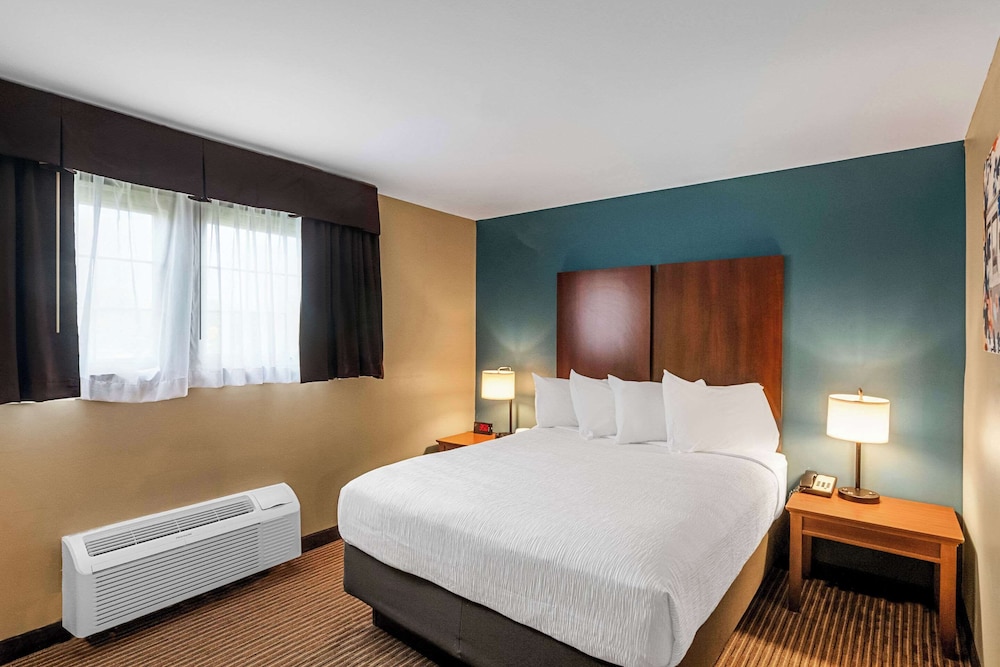 Efficiency, Suite, Queen Bed