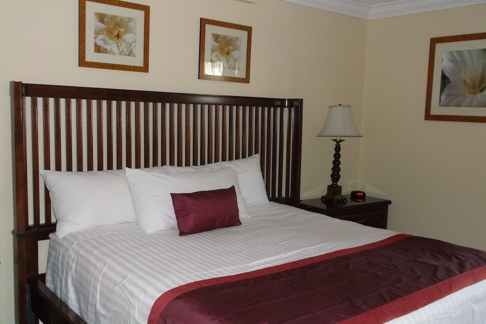 Days Inn & Suites by Wyndham Lake Okeechobee 12/50