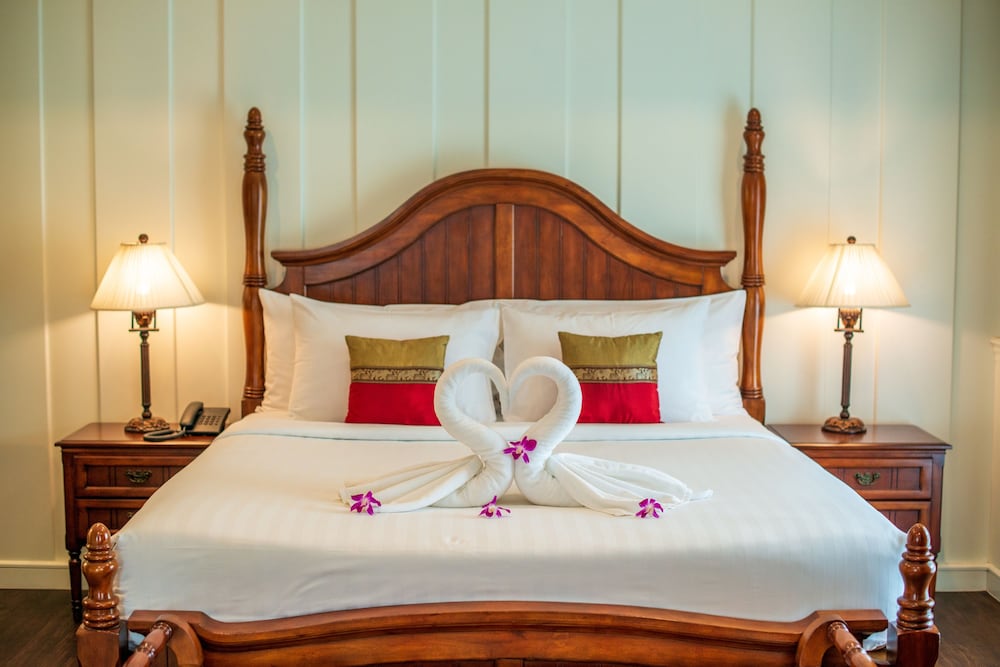 SUITE, KING BED