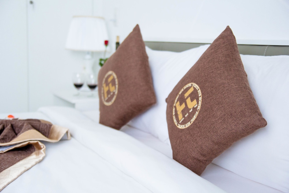 Poetic Hue Hotel 37/50