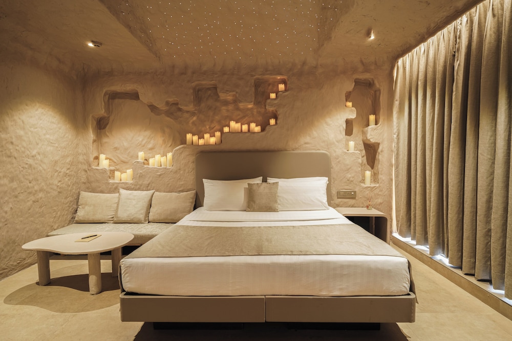 Cave, Grand, Double Bed, Hot Tub