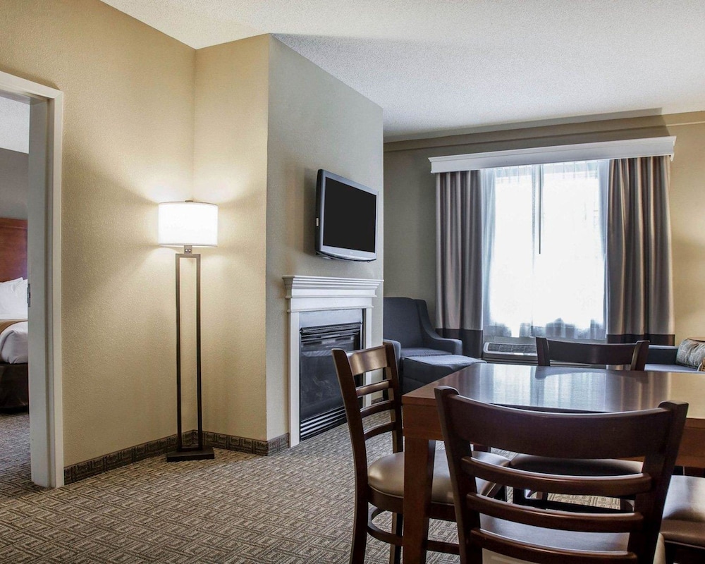 Comfort Inn & Suites Sturbridge-Brimfield 41/54