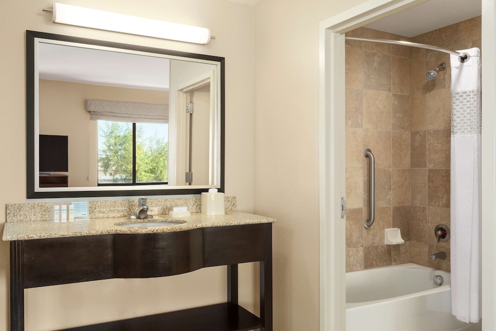 Hampton Inn And Suites Phoenix Glendale Westgate Az 25/65