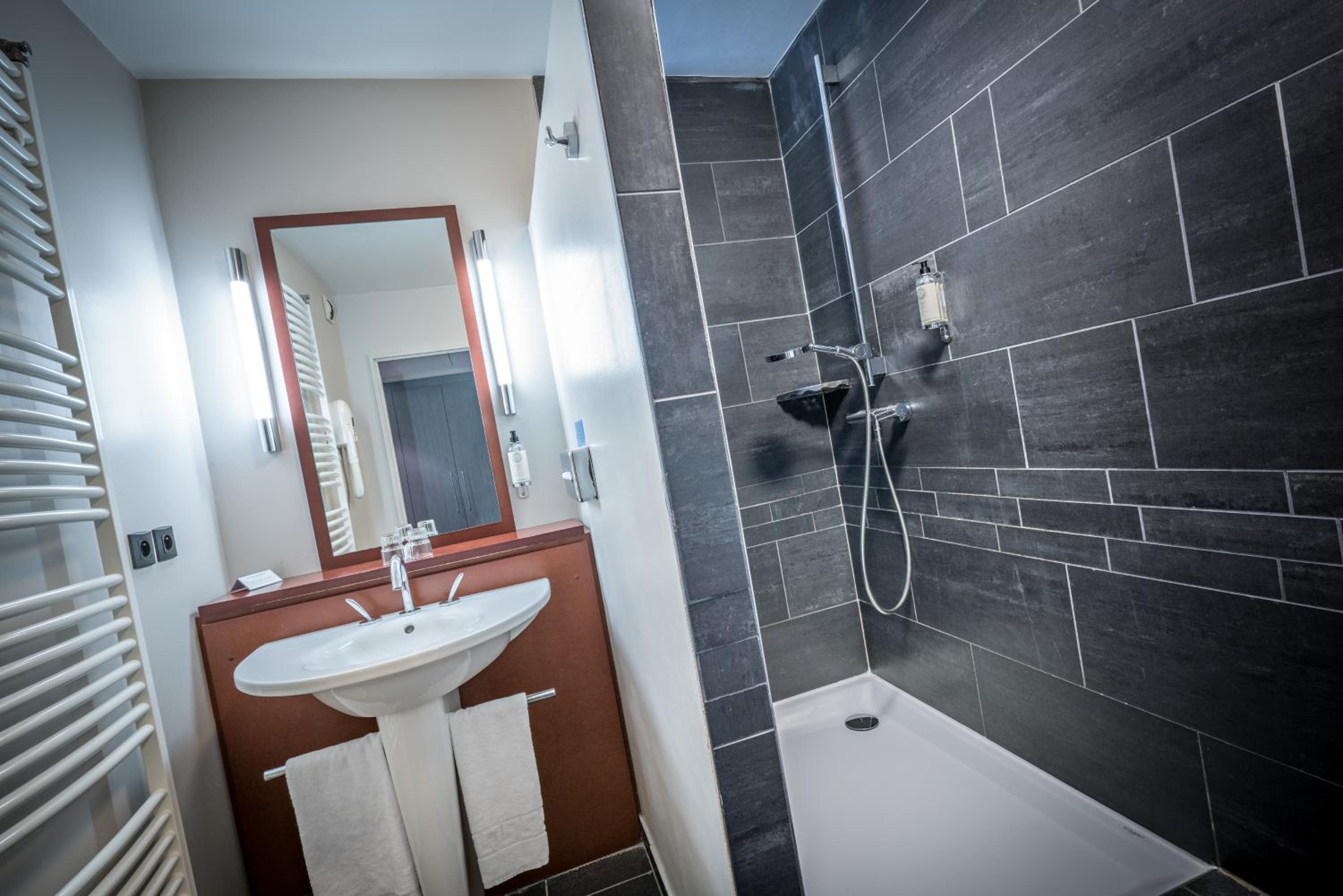 غرفة عائلية بسرير فردي وسرير كوين، Best Western Plus Hotel Gergovie 5/13