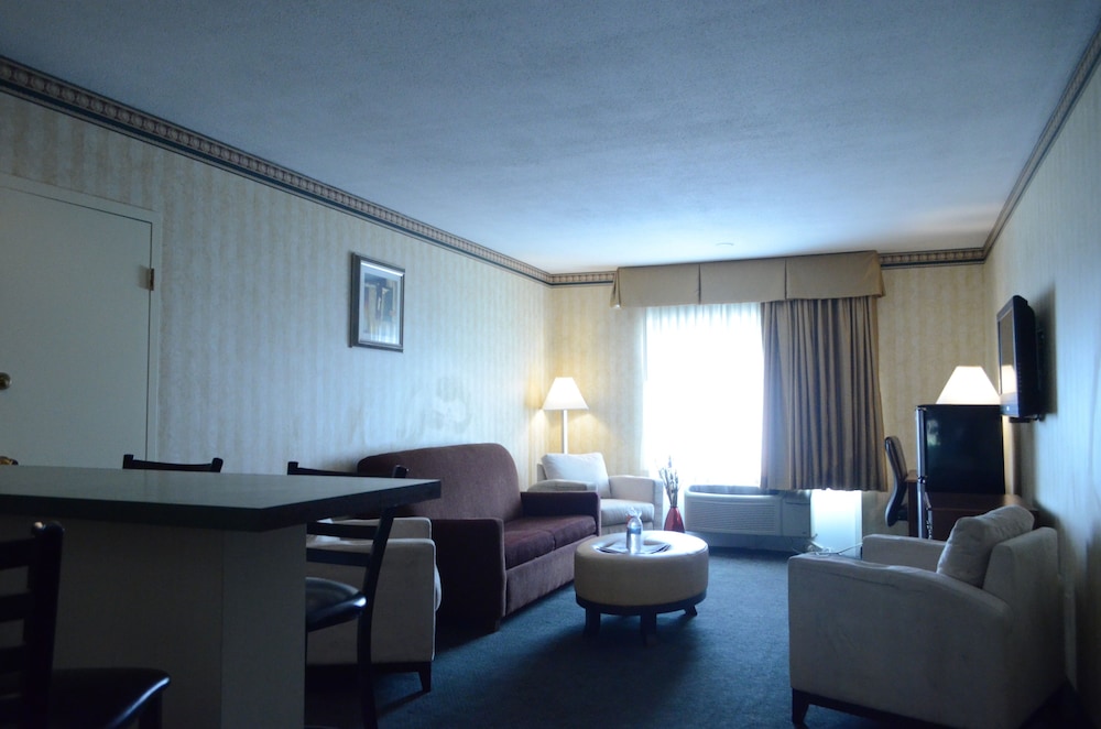 Rodeway Inn & Suites East Windsor CT 24/44