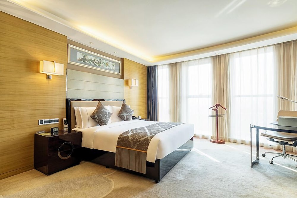 DELUXE, KING BED