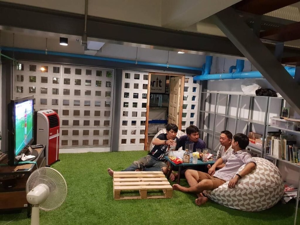 Hybrit Hostel & Cafe 33/37