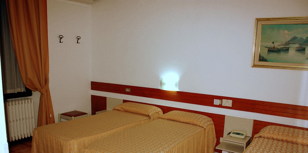 Piccolo Hotel 12/34