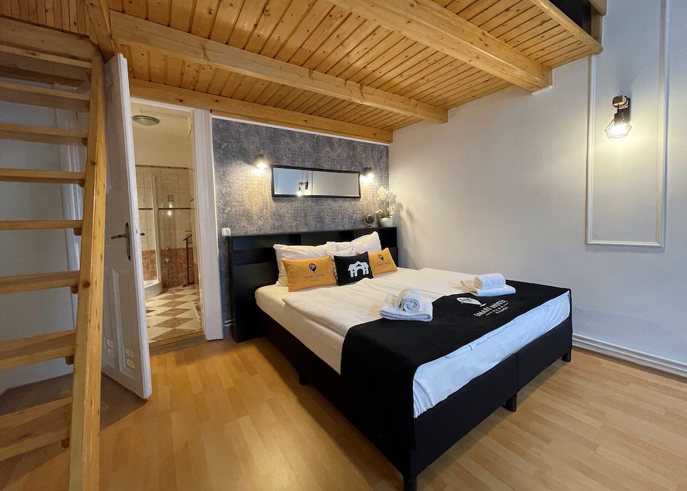 Economy, Apartment, 3 Queen Beds, Indoor Building