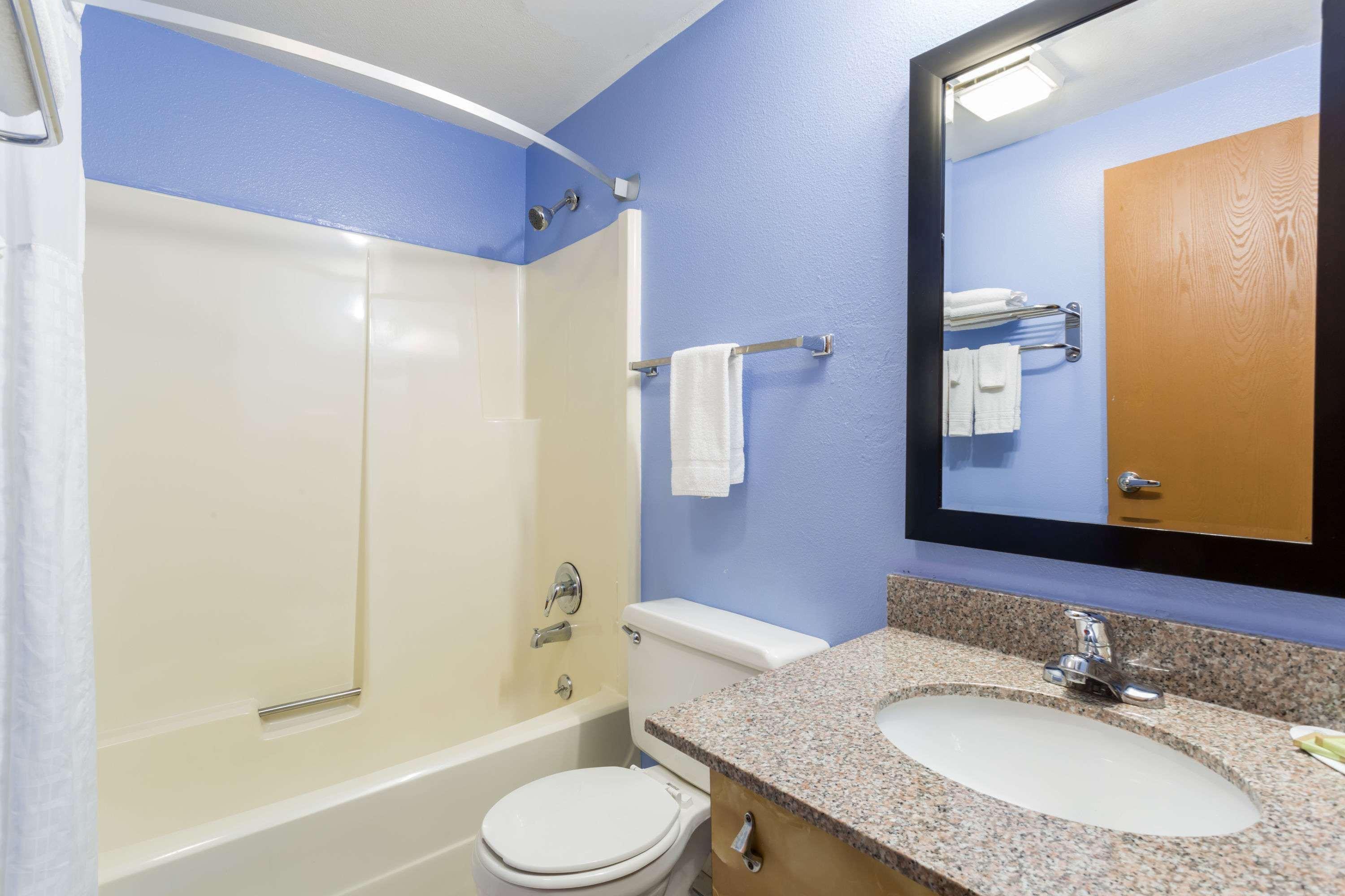 Super 8 by Wyndham Douglas, WY 16/17