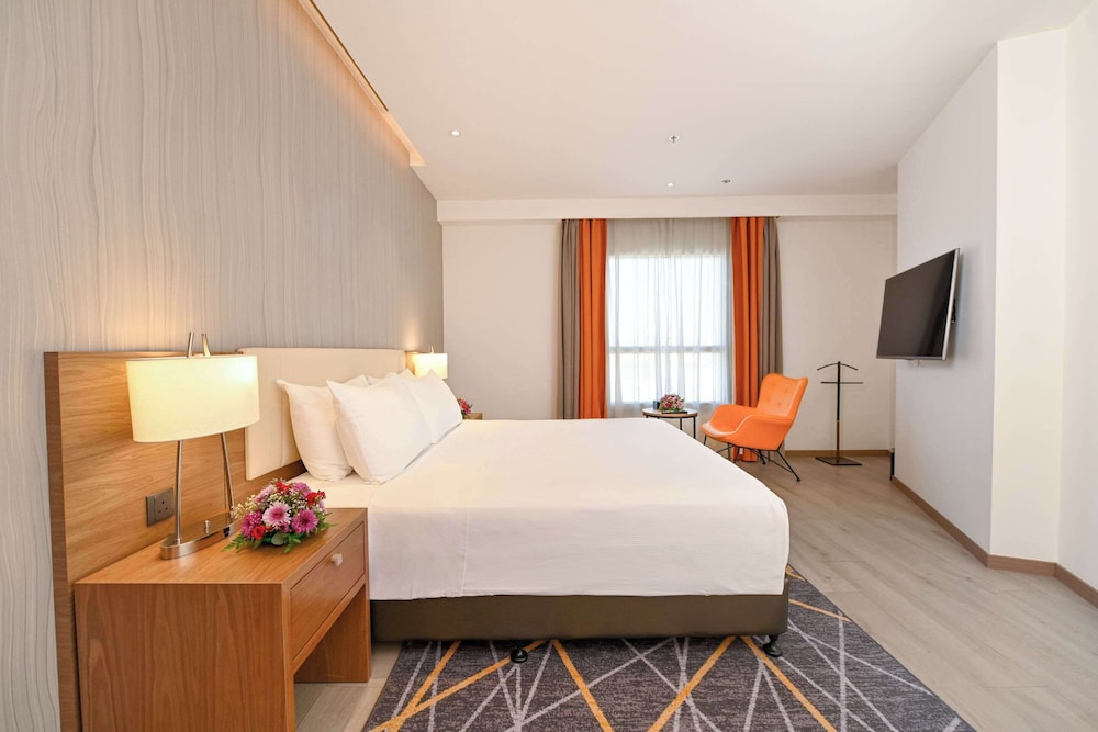 EFFICIENCY, EXECUTIVE, SUITE, KING BED, SOFA