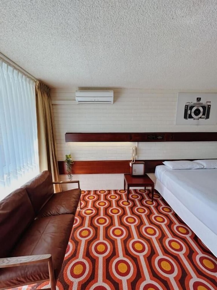DELUXE, PARTIAL OCEAN VIEW