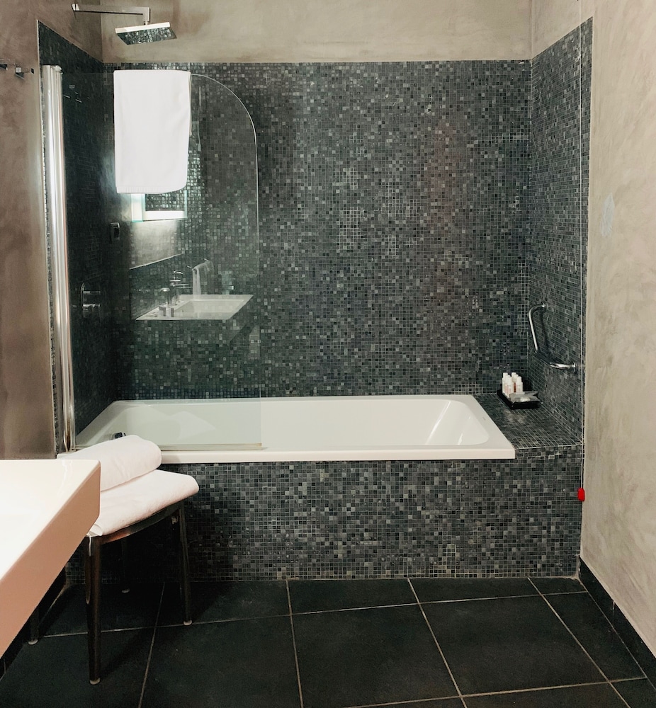 La Suite Hotel Spa X 48/50