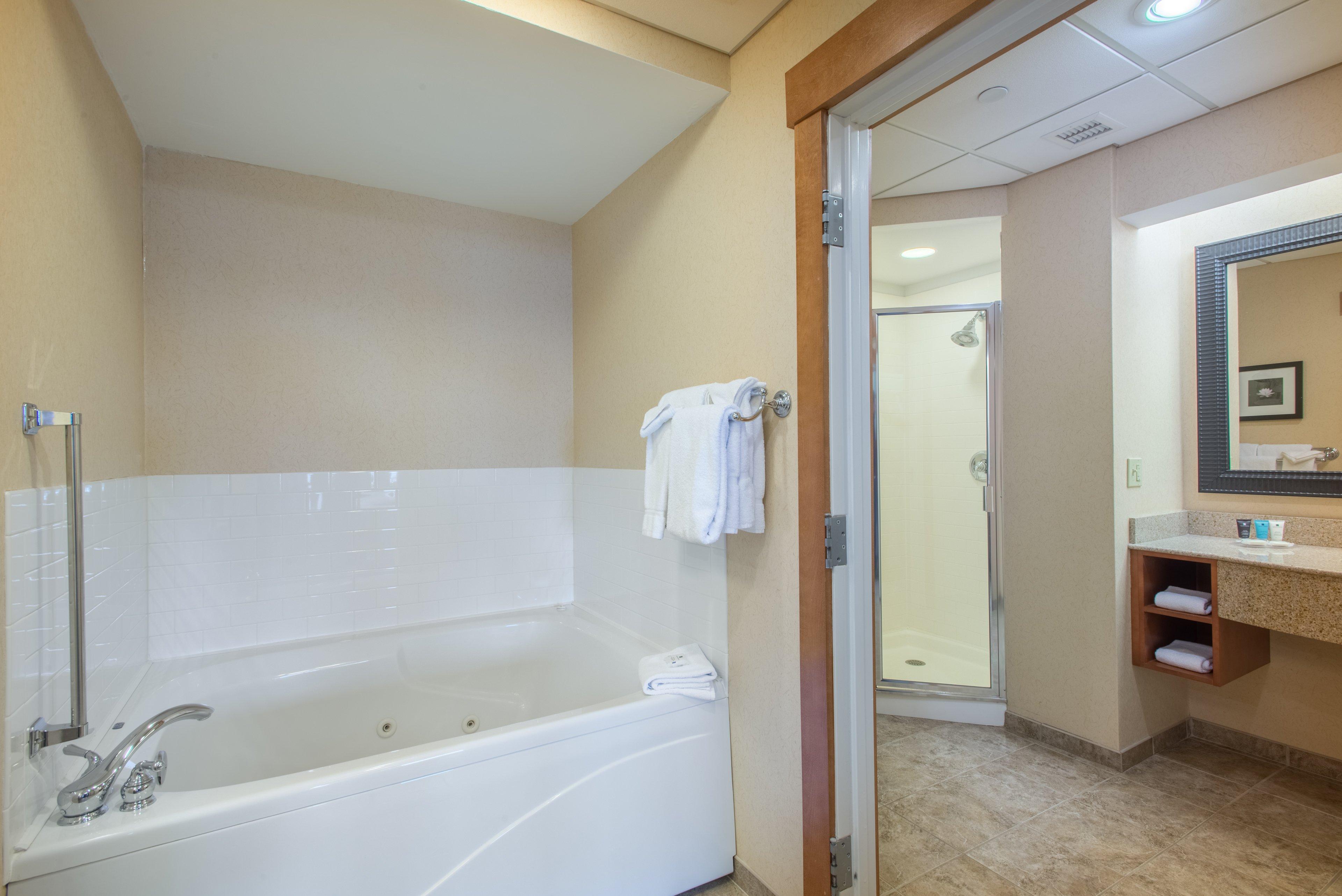جناح بسرير كينج بغرفة نوم واحدة، Crowne Plaza Lake Placid 2/2