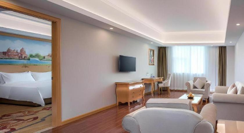 Vienna Hotel (Huizhoushi Lilin North Station) 49/58