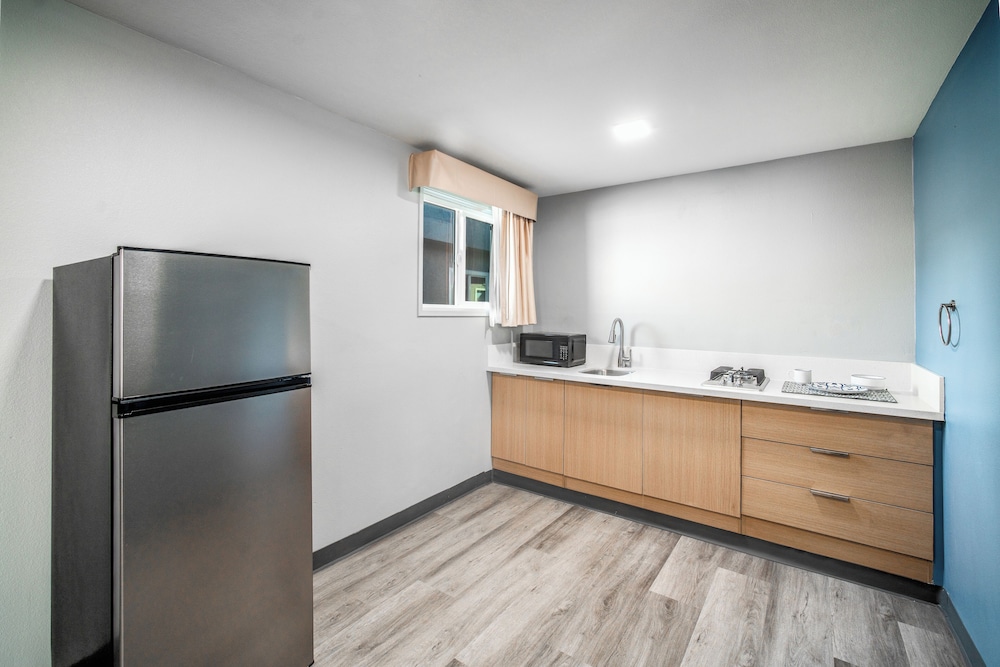 Pacific Inn And Suites 7/50