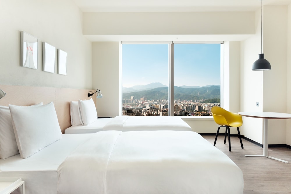 MEDIUM, TWIN BEDS, RIVER VIEW