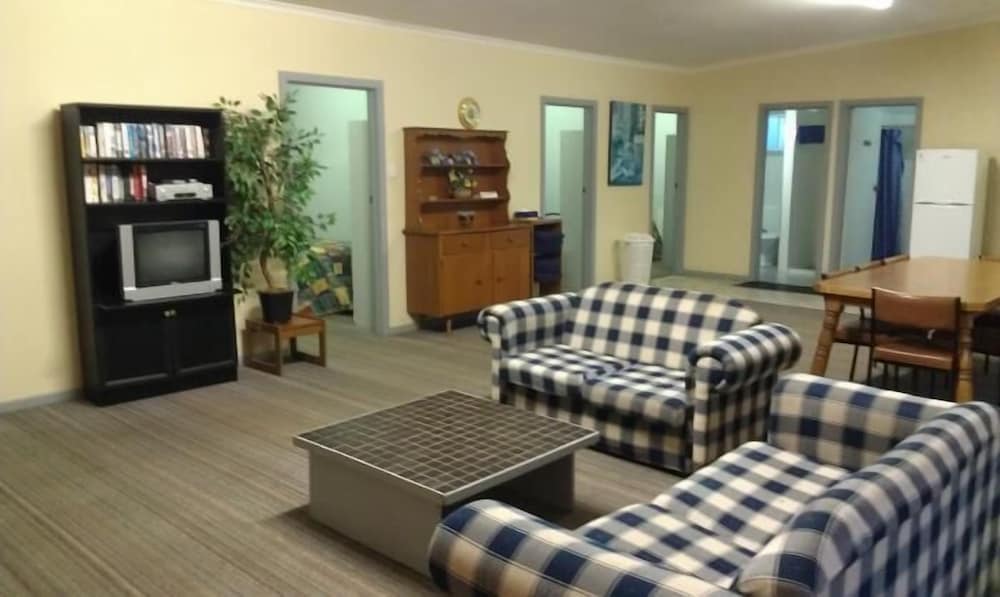 AVALON MOTEL 28/45