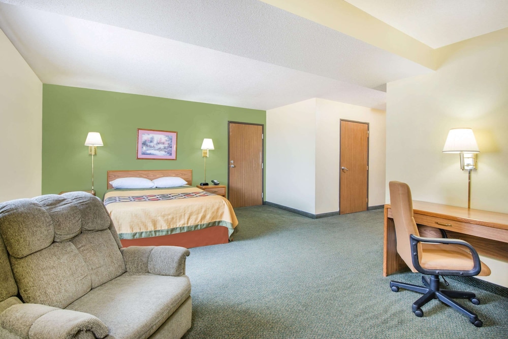 Super 8 by Wyndham Colby 34/42