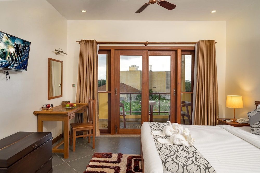 DELUXE, DOUBLE BED, POOL VIEW, BALCONY