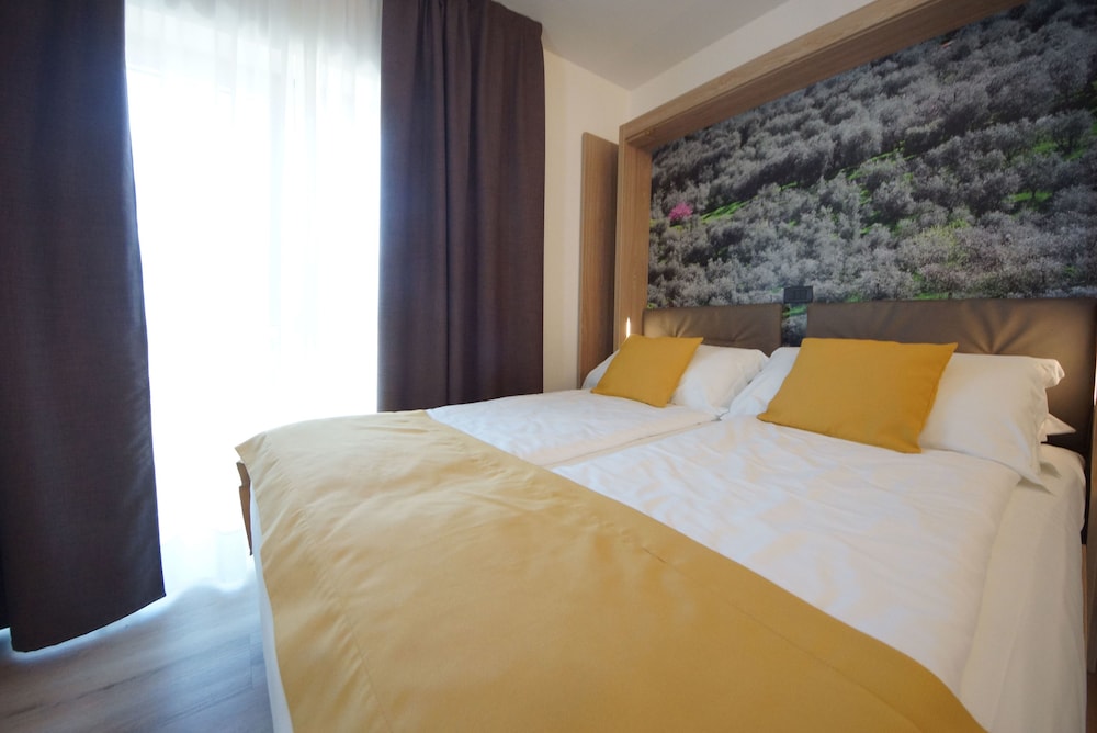 Hotel Ambassador Suite 21/73