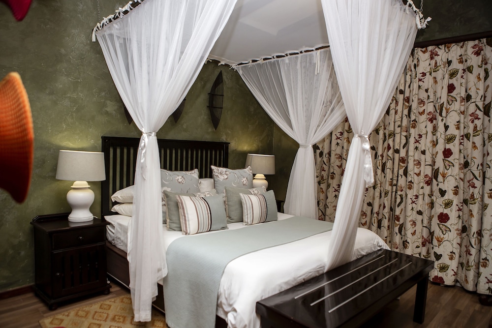 Emdoneni Lodge with Animal Care and Rehab Centre 18/66
