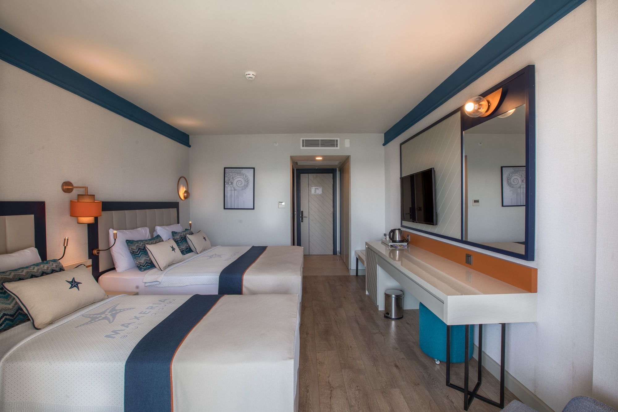 Room, 1 Double and 1 Single Bed, Lateral Side Sea View