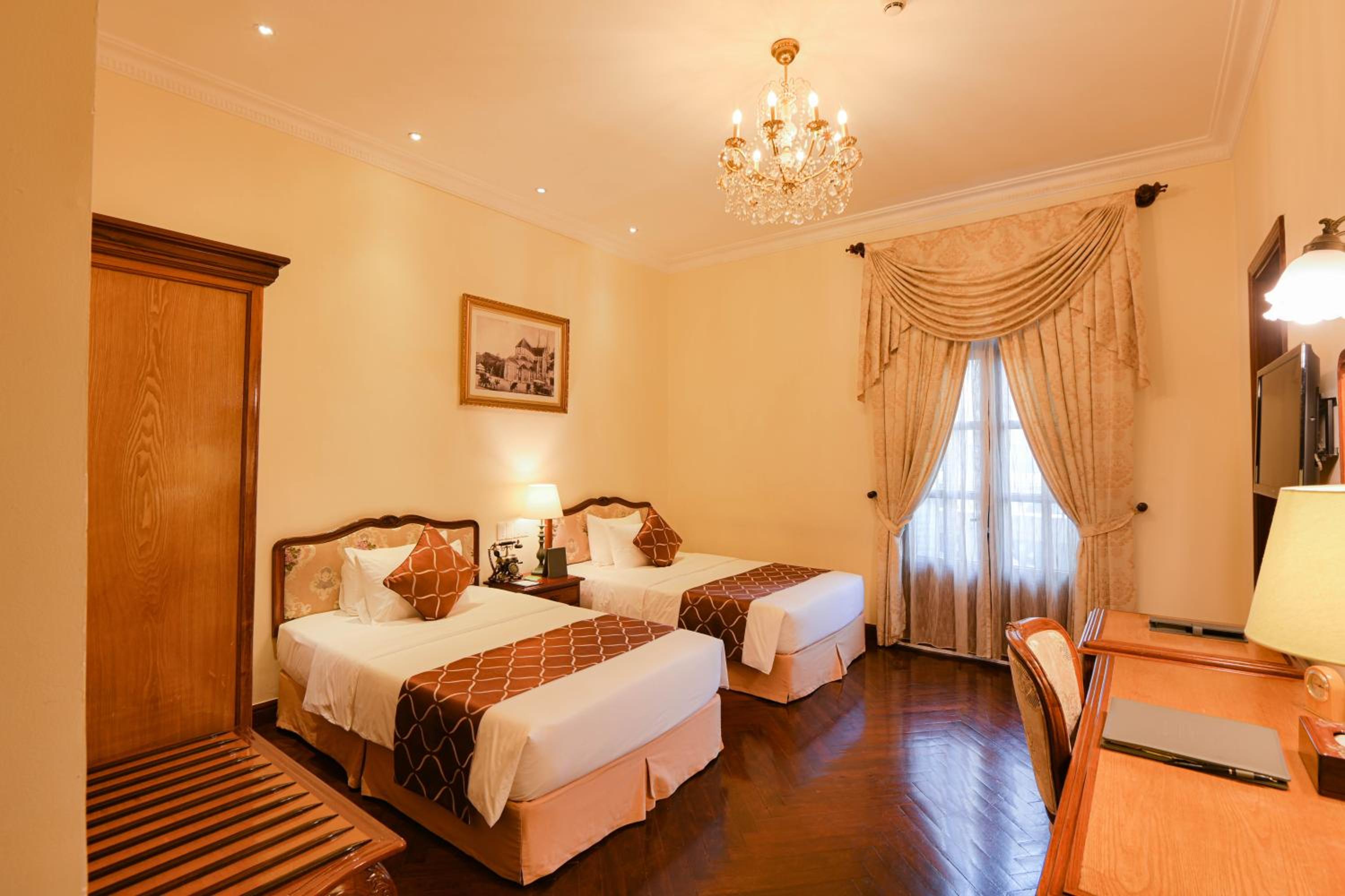 Grand, Executive, Suite, Twin Beds, City or Balcony View