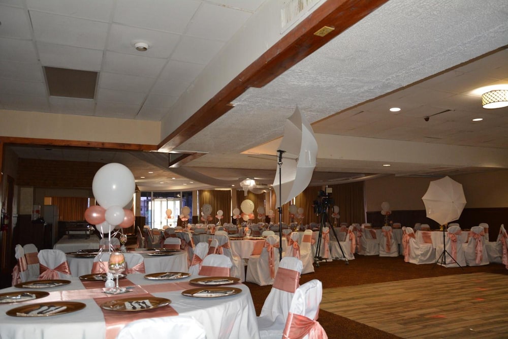 Columbus Grand Hotel and Banquet Center 25/33