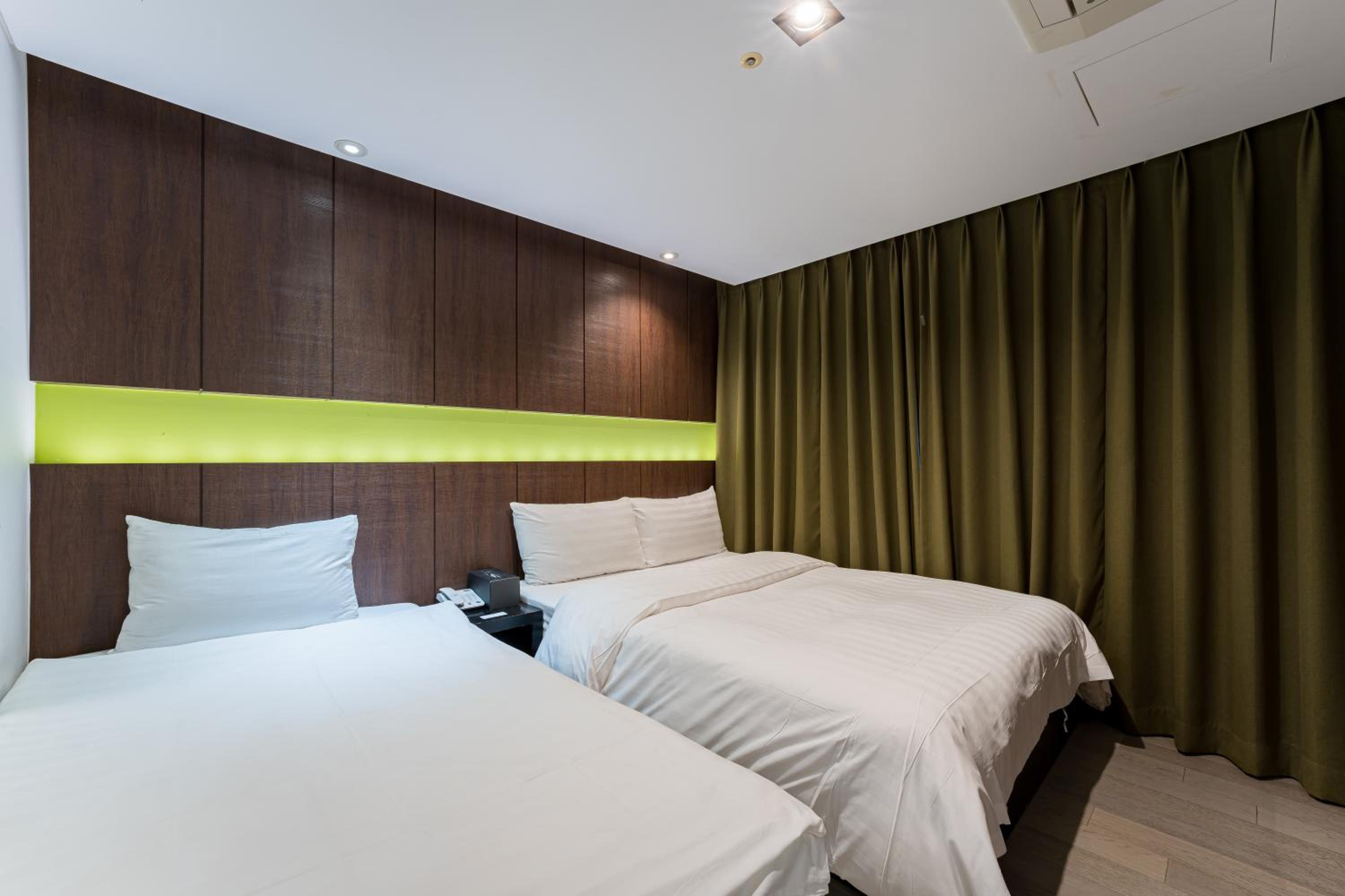 Premier, Family, Twin Beds