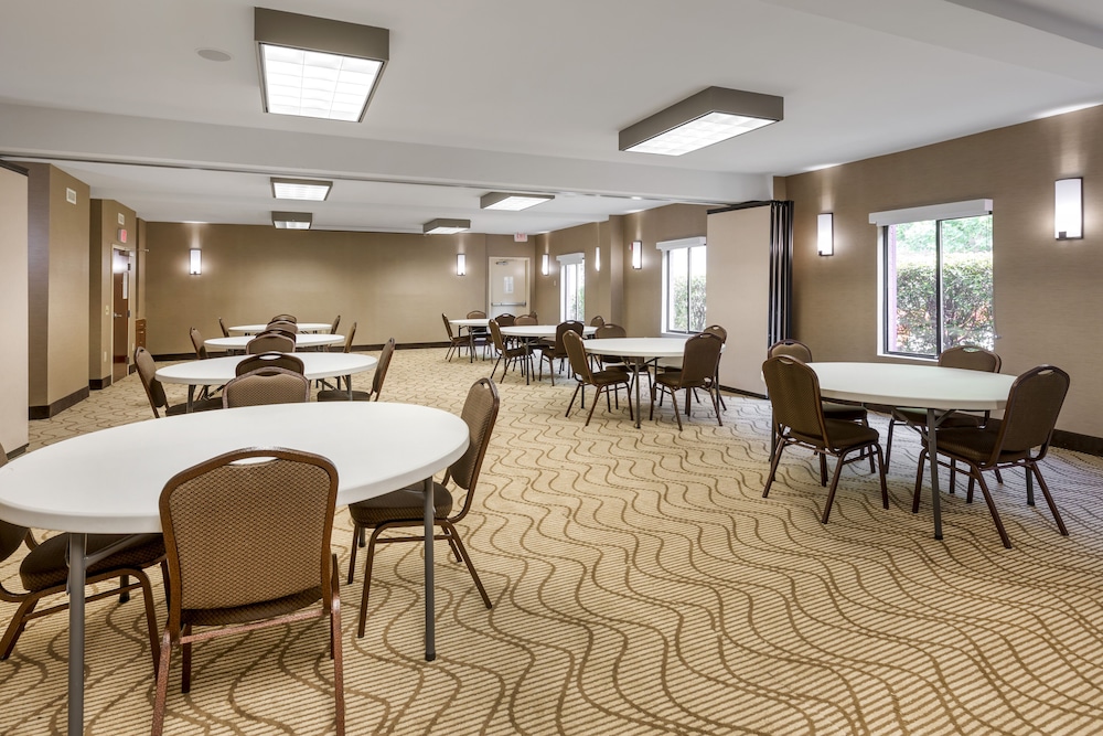 Comfort Inn & Suites Canton Riverstone Area 22/30