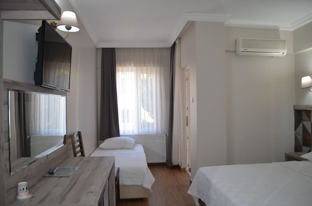 Megas Hotel 17/45