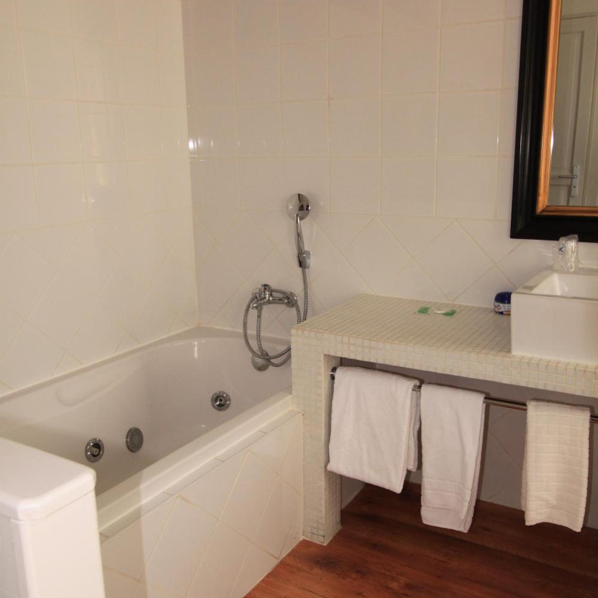 P'TIT DEJ-HOTEL MARTIGUES LE 5 50/57
