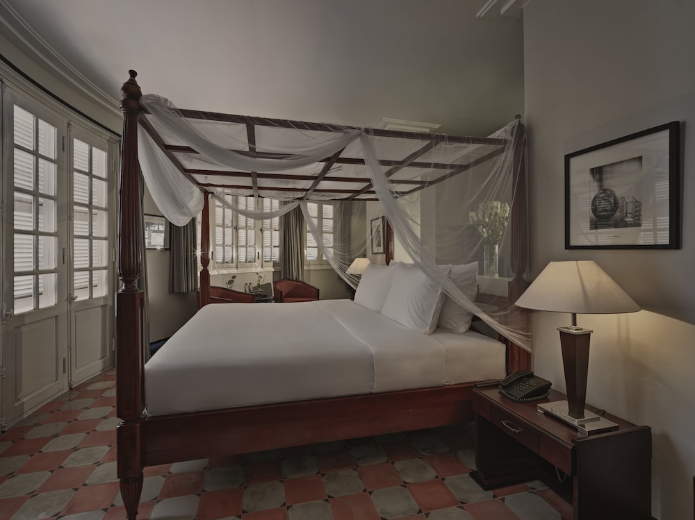 RESIDENT SUITE