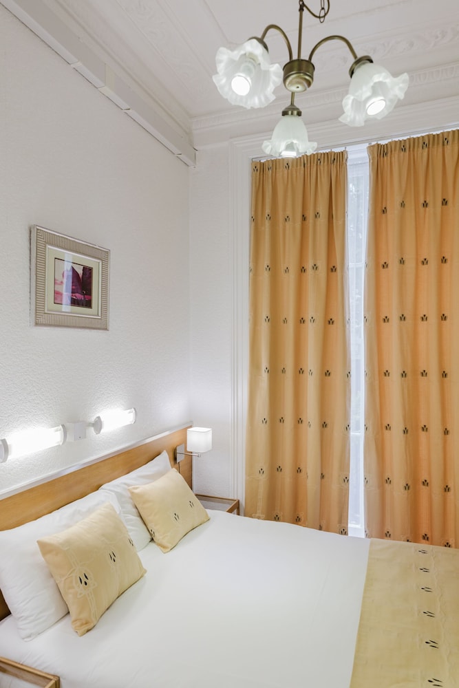 Falcon Hotel 29/50
