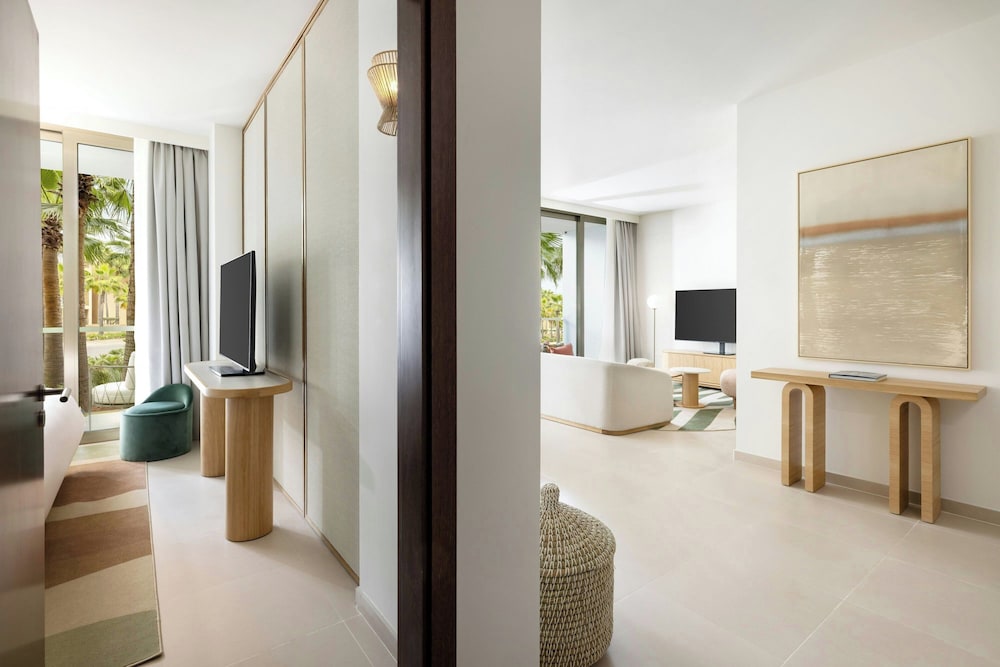جناح جونيور بسرير كينج بشرفة بإطلالة مع أريكة، The Westin Salgados Beach Resort, Algarve 8/8
